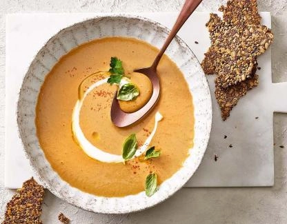 Kalte Gemüsesuppe mit Hanf-Crackern